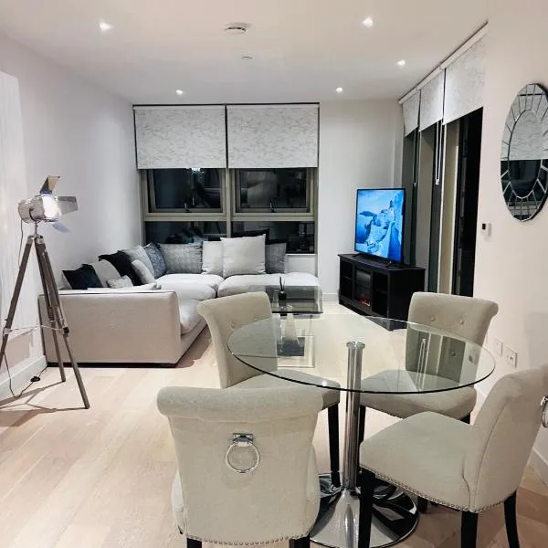 Lovely Royal Wharf 2 Bed, hotel i London