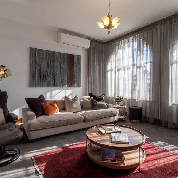 The Banker's Loft - Central Launceston Art Deco Pad, hotel in Launceston