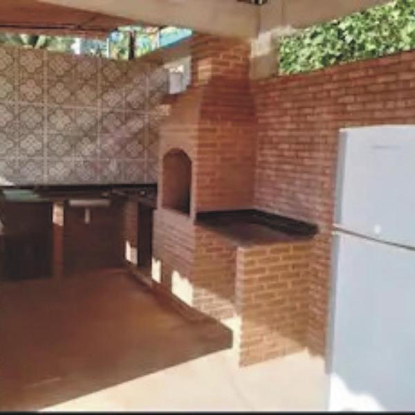 Casinha branca com piscina