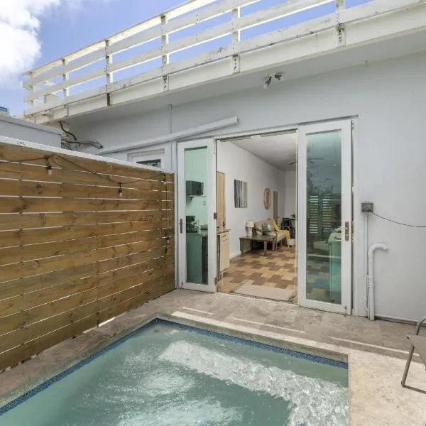 Casa Loba Suite 2 at 413 with private pool, hotell i Rincón