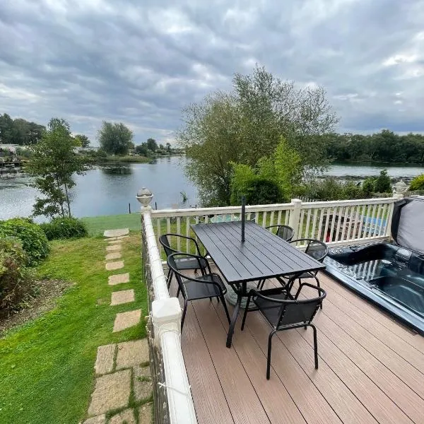 Lakeside Retreat 3 with hot tub, private fishing peg situated at Tattershall Lakes Country Park, hotel a Tattershall