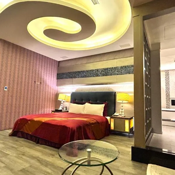 Shining Motel, hotel in Taichung