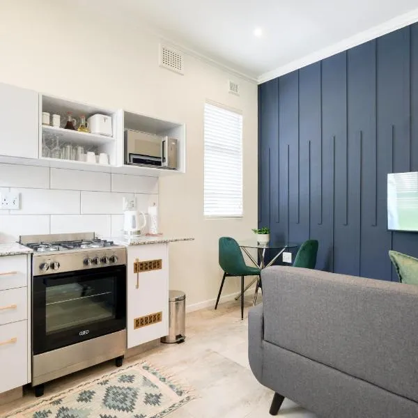 Hampton Collection - Contemporary 3 Sleeper Apartment with Pool, hotel in Durban