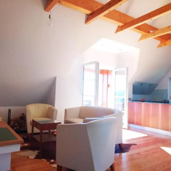 Chalet-Südsteiermark - traumhafte Aussicht, Infinity Pool, Privatsphäre, Klima und de-luxe Ausstattung, hotel en Schwanberg
