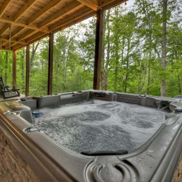 ENJOY & have some FUN! Cabin with Game Room & Hot Tub, hotell i Chestnut Gap