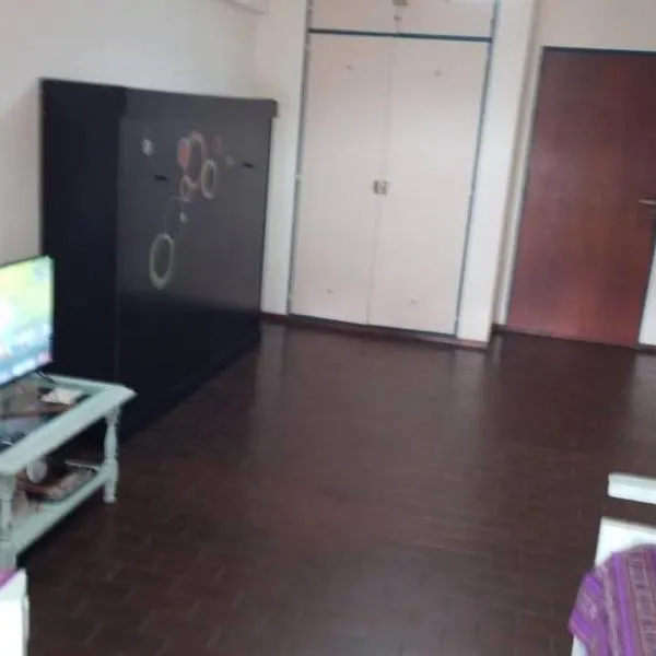 AMBIENTE LUMINOSO Y CÓMODO EN ZONA ALDREY-GÜEMES, hotel in Mar del Plata