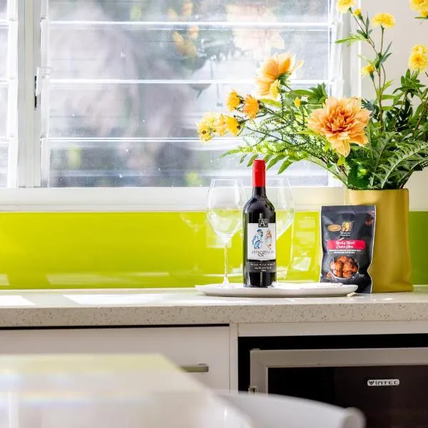Noosa gem! Walking distance to cafes - shops - Sunshine Beach and dog Beach, hotel in Sunshine Beach