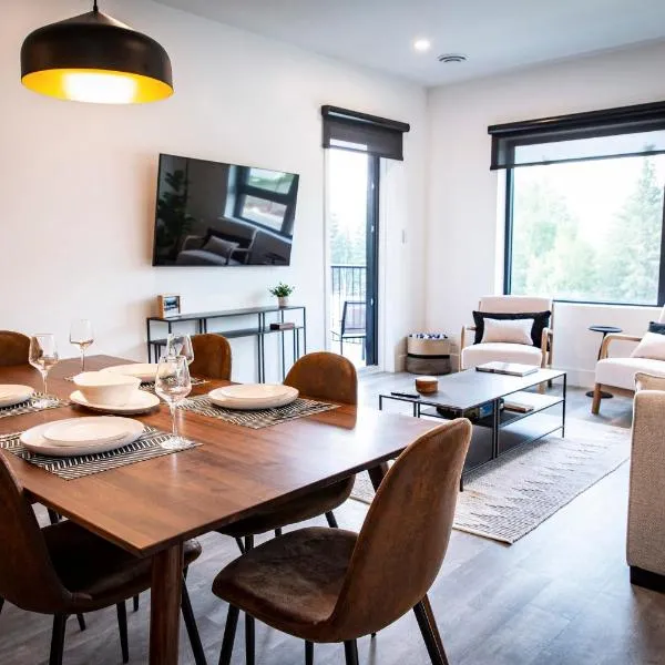 The Three Bear Penthouse - with Hot Tub, hotel in Revelstoke