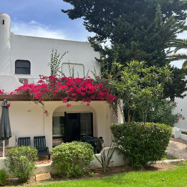Beautiful Villa with terrace & garden, hotel in Ferragudo