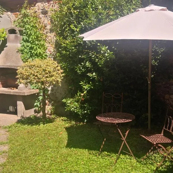 Residenza Esse, hotel v destinaci Angera