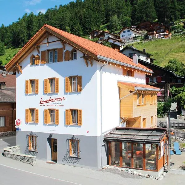 Boardercamp Laax - swiss mountain hostel, hotel i Ruschein