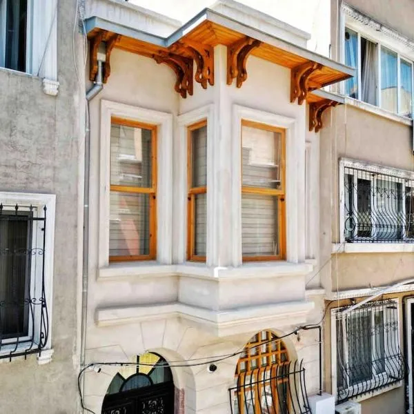 Refurbished Triplex in Taksim, hotel in Istanbul