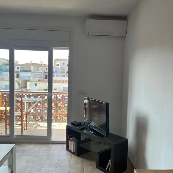 Acogedor apartamento con vistas al canal, hotel in Empuriabrava