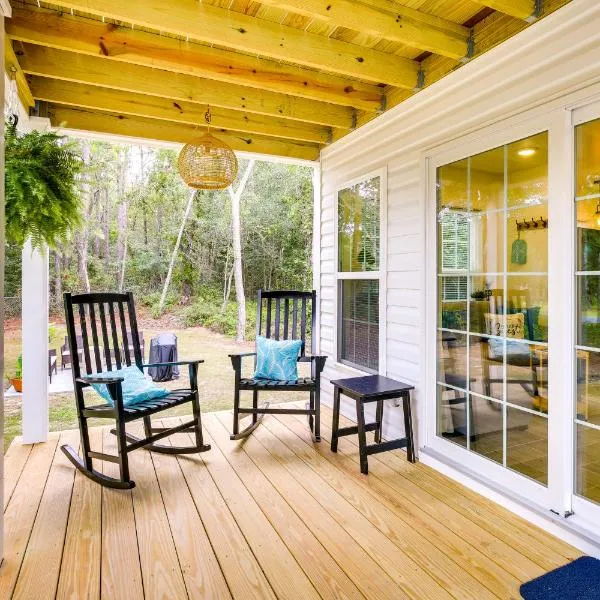 Cozy Cottage Minutes to Downtown Southport!, hotel in Southport