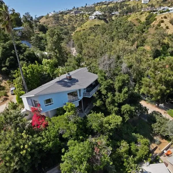 Stunning Hollywood Midcentury Modern-Views-Best Location!, hotel in Los Angeles