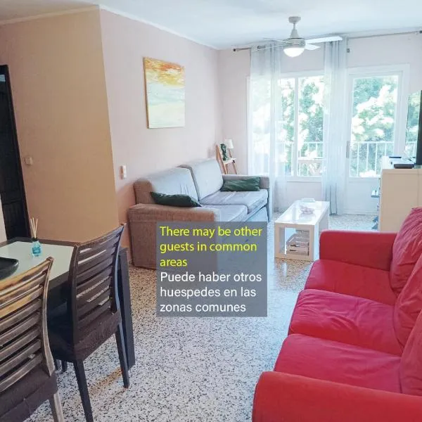 Habitaciones en Apartamento compartido DELICIAS ROOM Cerca del Mar, Aeropuerto, Ave y Metro, hotel en Málaga