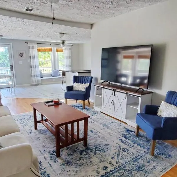 The Great Escape - Lakefront Rental with Views, Hotel in Inman