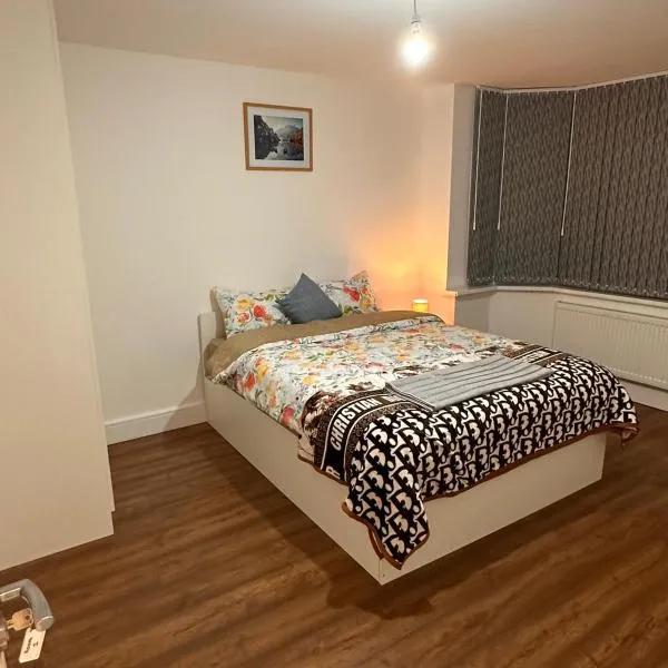 Lovely Hillingdon Family Holiday Home - 6 bedrooms, hotel en Ickenham