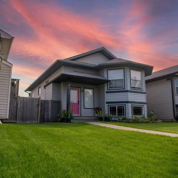 Pink door-ed wonder, hotel v destinaci Grande Prairie