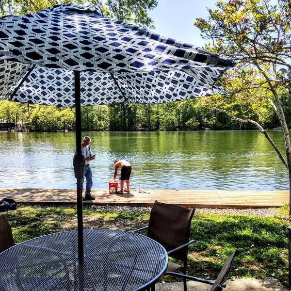 Spacious Lakeside Country Getaway!, hotel di Hot Springs