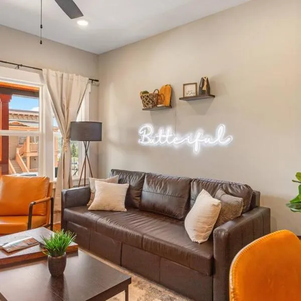 Modern condo in the heart of uptown Butte - Unit B, hotel in Butte