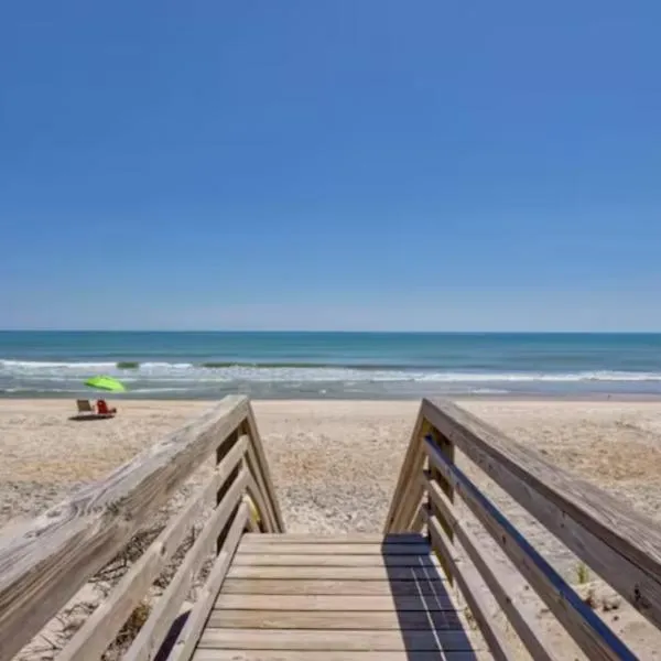 Bombastic Home - Steps to Beach - GameRm - Hot Tub - Pet Friendly, hotel a Surf City