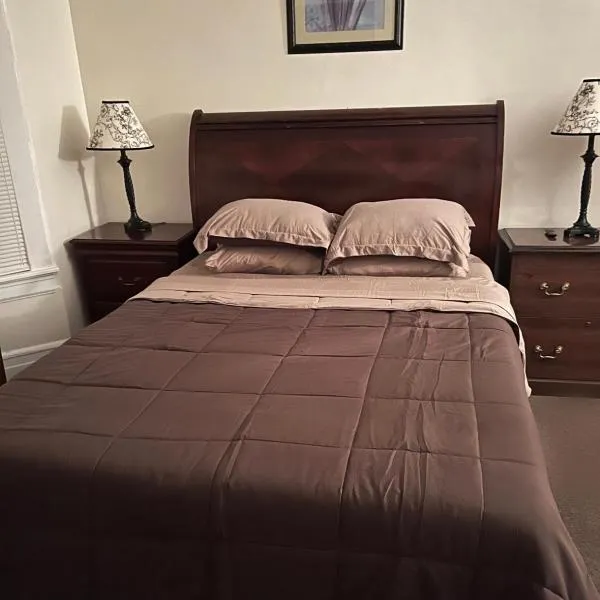Victorian Palace- Mahogany Room, hotel v destinaci East Orange