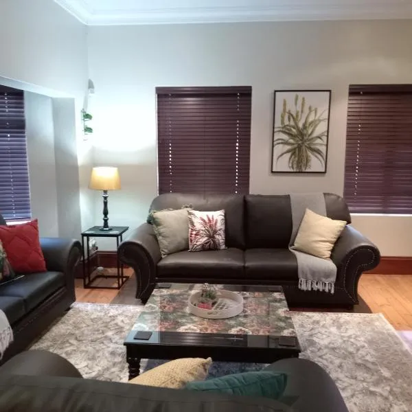 Fancy Pansy 4: Secure Modern 2 bed family home, hotel in Germiston