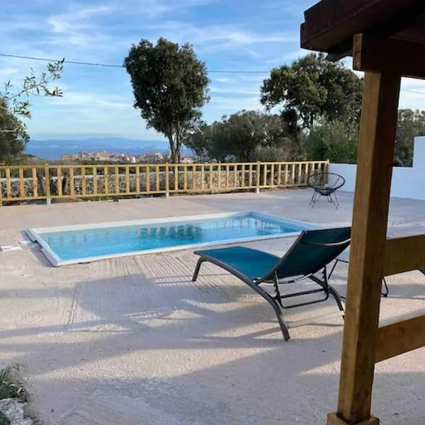 Grand chalet d’été avec piscine, hotel v destinaci Bonifacio