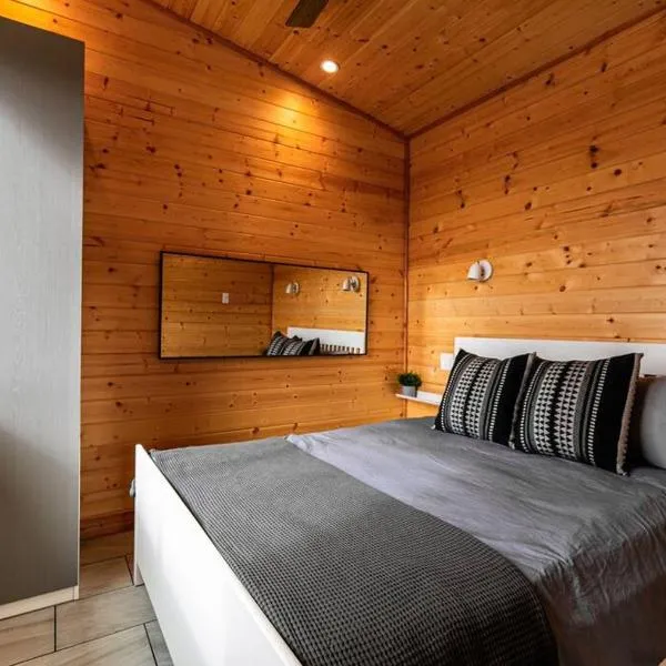 1-bedroom knotty Pine cabin w sauna & jacuzzi, hotel en Sooke