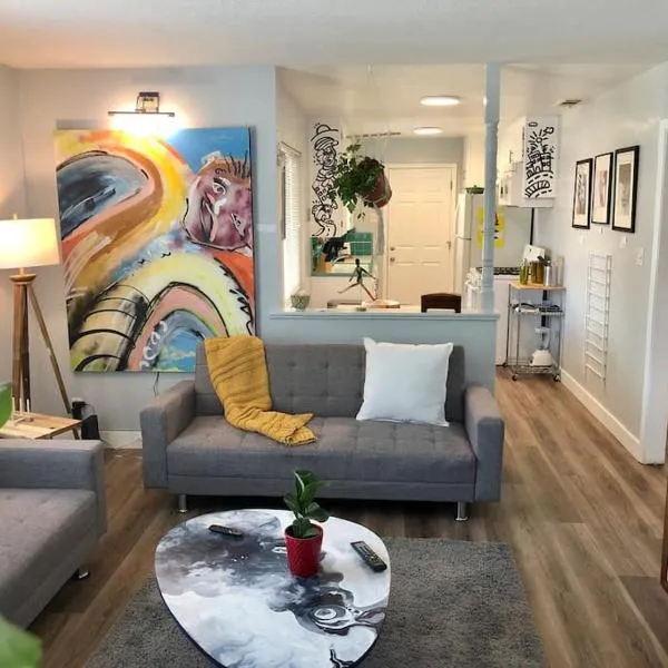 Smart Eclectic ART HOUSE near UC Davis Med Center, hotel in Sacramento