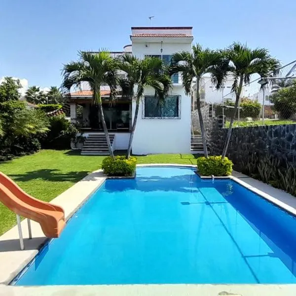 Casa con alberca privada y agradable jardín, hotel v destinaci Oaxtepec