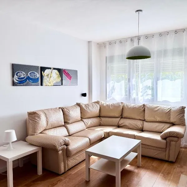 Luminoso Apartamento a 10 minutos de Granada con Piscina, hotell i Alhendín