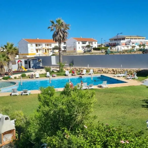 ENJOY POOL, BEACH and more at this nice 2bedroom apartment only 3 minutes from Mareta's Beach, hotel v mestu Sagres