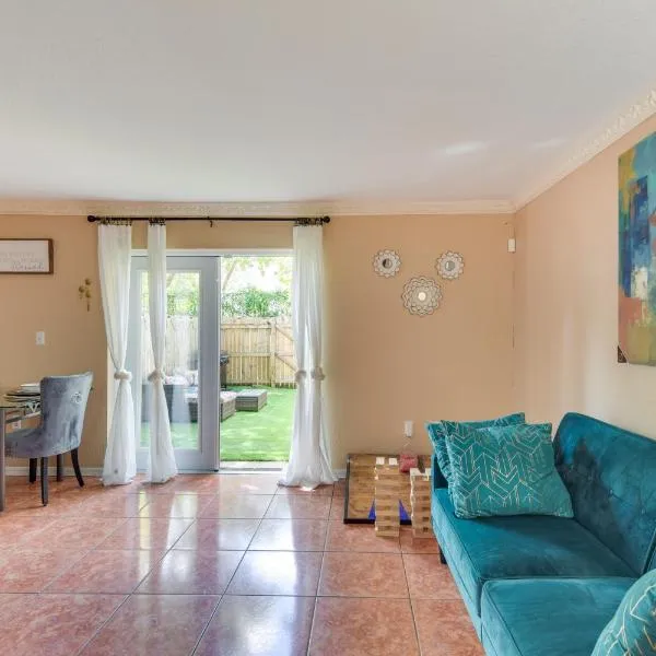 Opa-locka Townhome, 15 Mi to Miami Beach!, hotel v destinaci Opa-locka