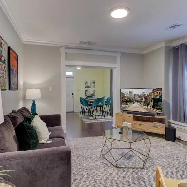 Bright & Charming Cottage with Fire Pit and Porch Swing - Close to Beale Street, BBQ, Graceland, and The Liberty Bowl, hotel en Memphis