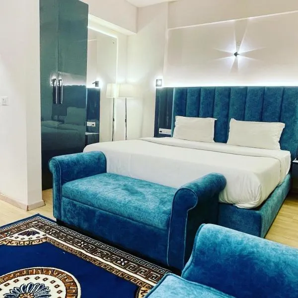 Neel Skye - Couple Friendly - DLF My Pad, Gomtinagar , Lucknow, hotel v destinaci Lakhnaú