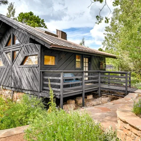 Pet-Friendly Flagstaff Studio Cabin with Patio, hotel in Flagstaff