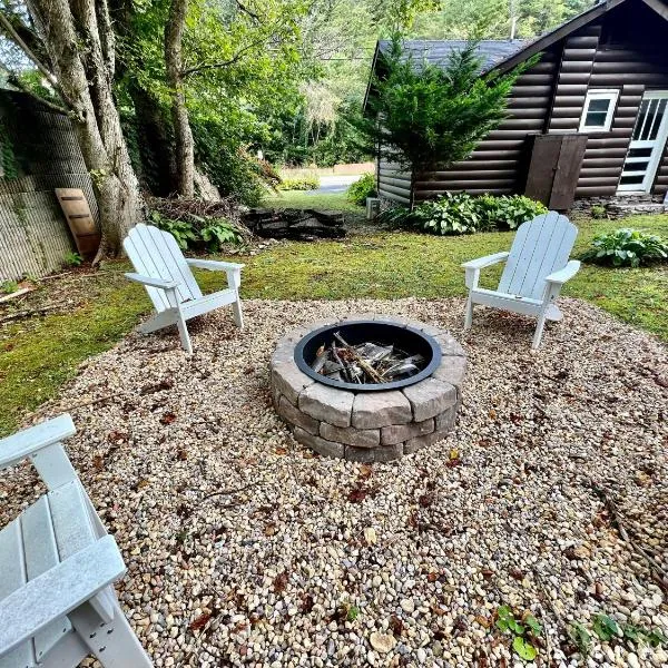 Cozy Fireside Haven, hótel í Pittman Center