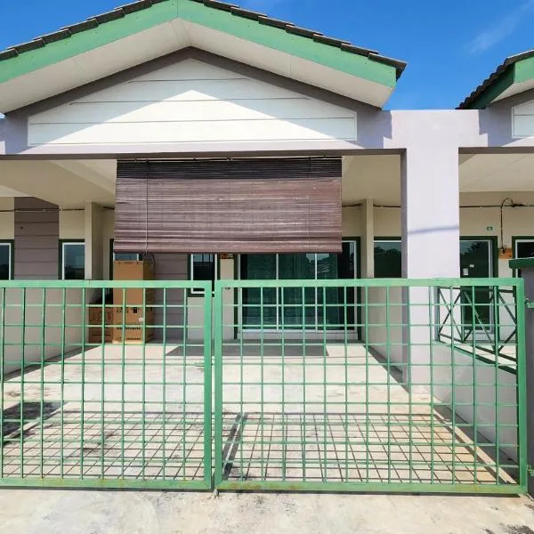 Homestay LK, hotel v destinaci Sitiawan