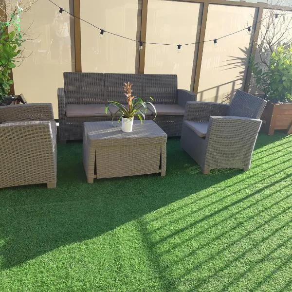 La Terrasse - big apartment & terrace 80m2 - metro 17 min from Paris, hotel en Bagneux