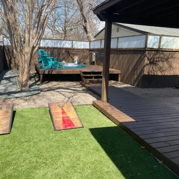Brentwood de Maria -Cowboy Pool & Dog Friendly, hotel v destinaci Austin