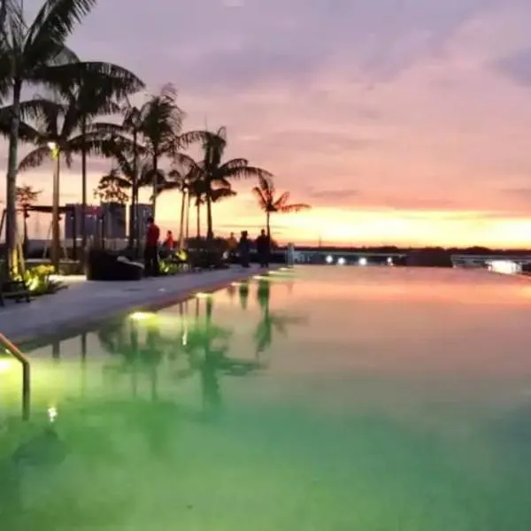 Infinity pool apartment with stunning sunset view - GM Remia Residence Ambang Botanic, hotel di Klang