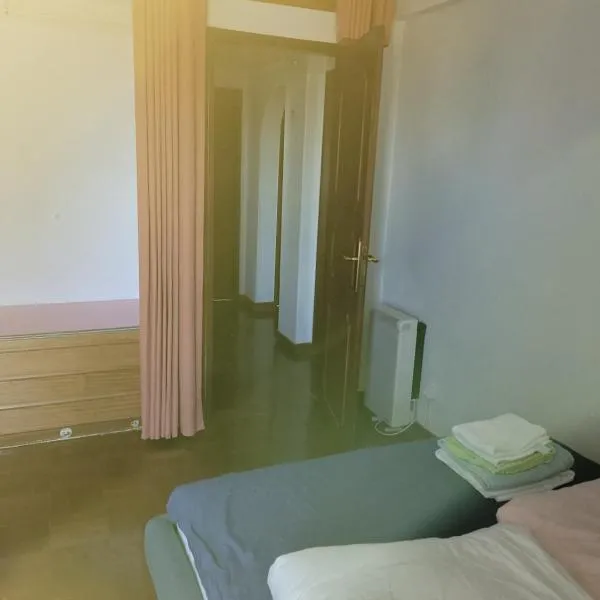 Comfy room near Metro, Hotel in Lissabon