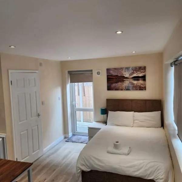 Beautiful private en-suite room with its own entry, hotel di Bexleyheath