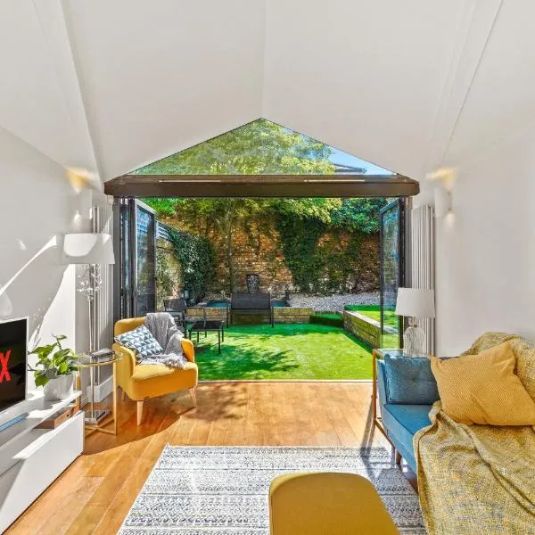 3 Bedroom Mews Home - Clapham Common - Free Private Parking - Sleeps 5 - Newly Refurbished - Sweetpea & Pillow Properties, hotel in London