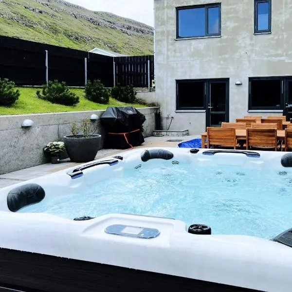 Stunning Ocean View Penthouse Apartment, hotel v destinaci Øravík