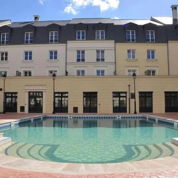 Disneyland Deluxe flat, outside pool, Climatisation, 1 min to Disney Parks, hotel in Serris