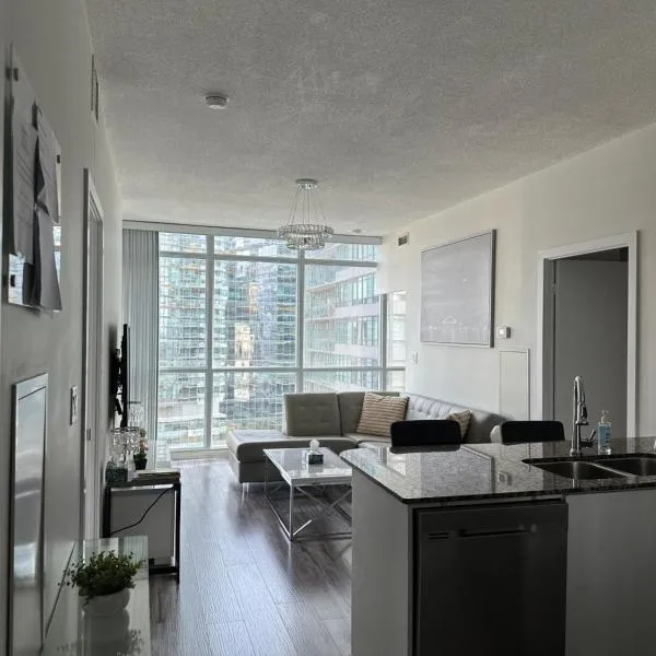 Newly updated 2BR, 2Bath & Den in Downtown Toronto beside Union Station & Scotia Bank Arena!, hotel em Toronto