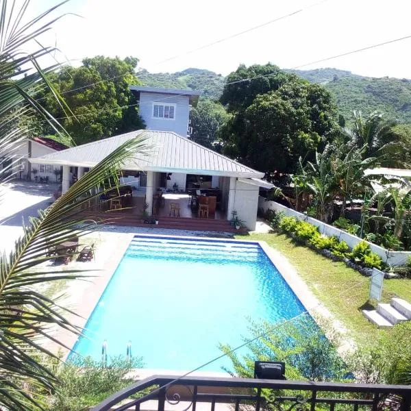 Beachfront Mansion and Seascape Villas Calatagan with Outdoor Pool, hôtel à Calatagan